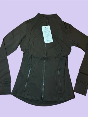  Lululemon jacka🤎 - Säljer denna Lululemon jacka fin bruna färg, helt ny/oanvänd med prislapp kvar. Perfekt för både träning, yoga, gym, löpning och vardag. Stilren design som passar året runt. Hög kvalitet, bekväm passform och exklusivt material. Storlek 4. Lululemon, lululemon jacket, lululemon jacka, träningsjacka, sportjacka, activewear, athleisure, yoga jacka, gym jacka, running jacket, brun jacka, brown jacket, minimalistisk, trendig, premium, ny med prislapp, damjacka, workout jacket, NWT, running j