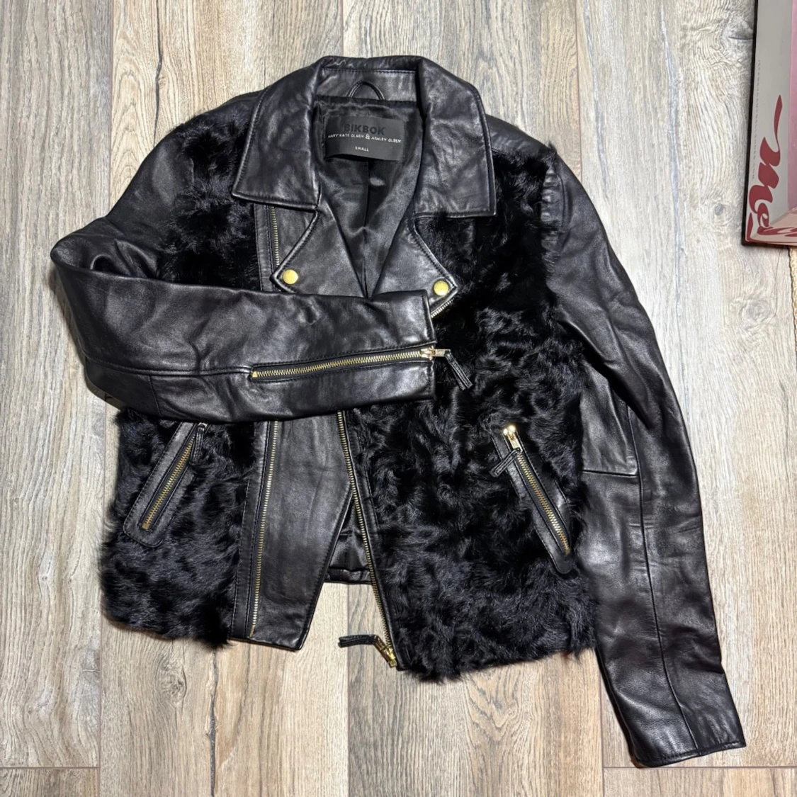 Svart bikerjacka med fuskpäls BikBok