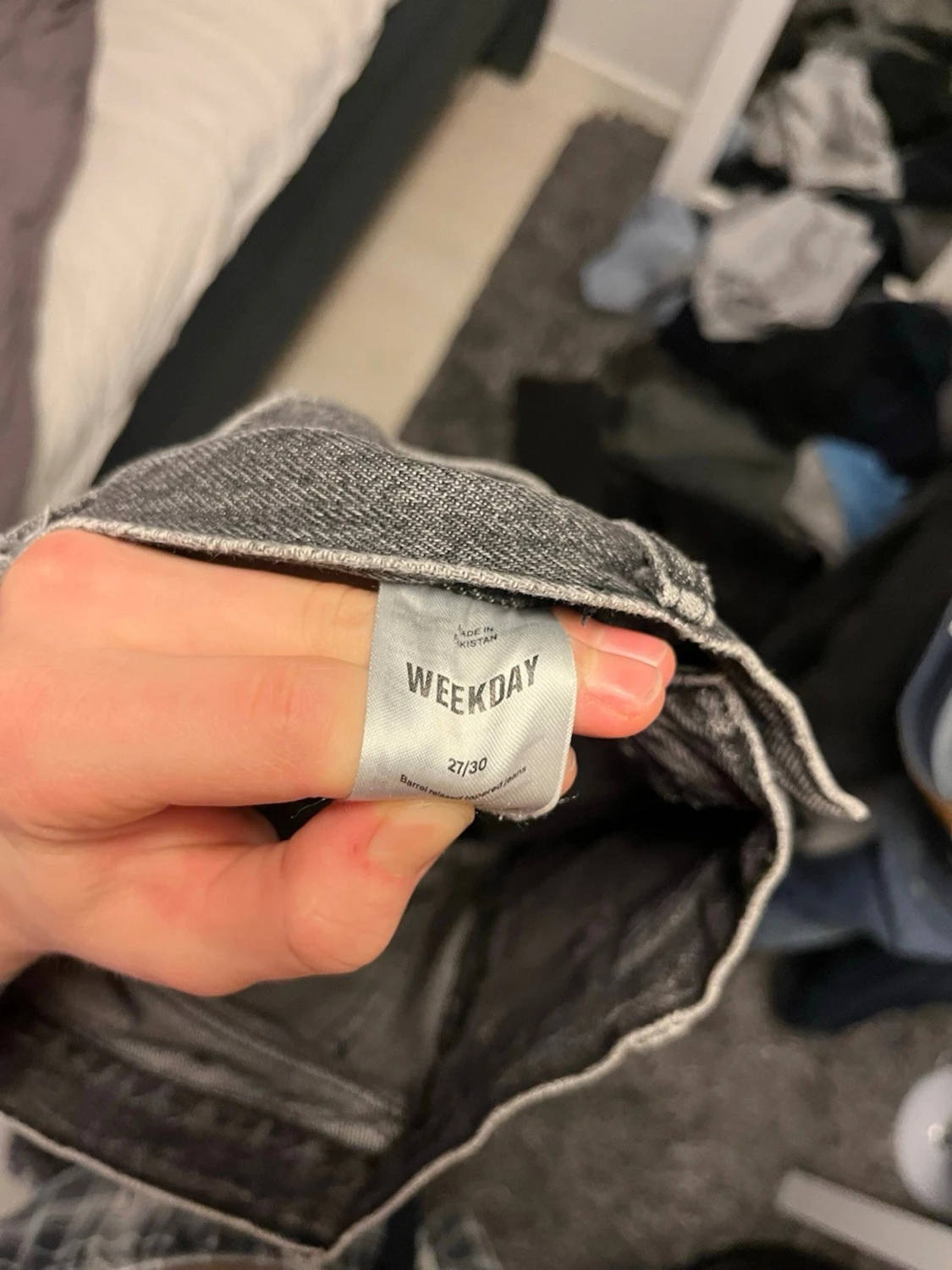 Grå Barrel jeans från Weekday 27/30 - 3