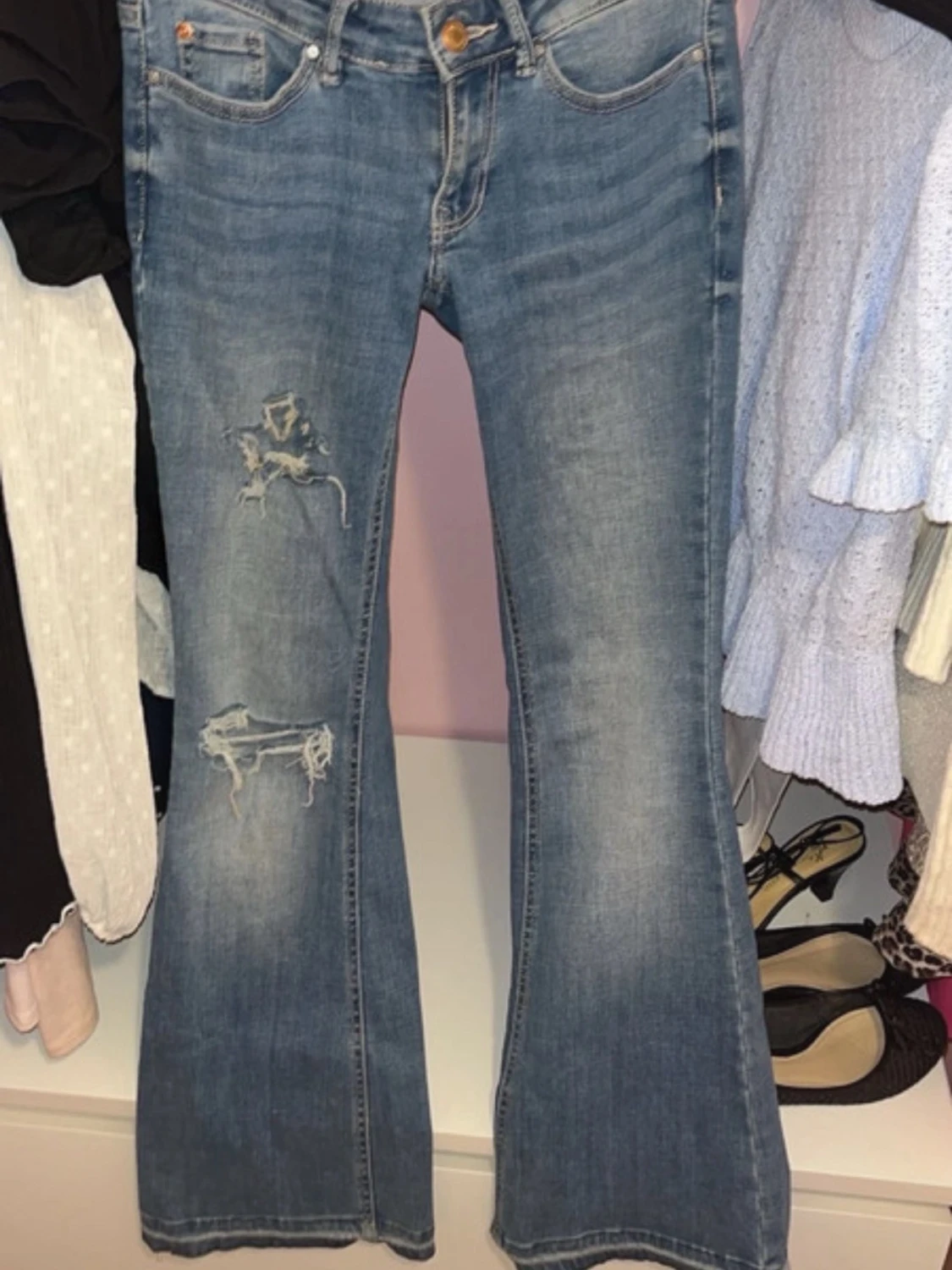 Blå bootcut jeans med slitningar