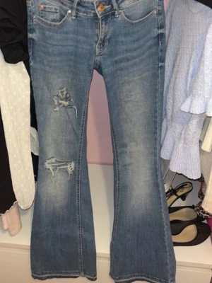 Blå bootcut jeans med slitningar - Snygga blå bootcut jeans med slitningar