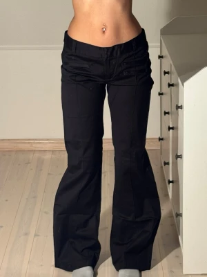 Low bootcut kostymbyxor  - Midjemått: 39cm. Innerbenslängd: 80cm. (Storlek 38.) Kolla in min profil, följ för fler plagg🙌