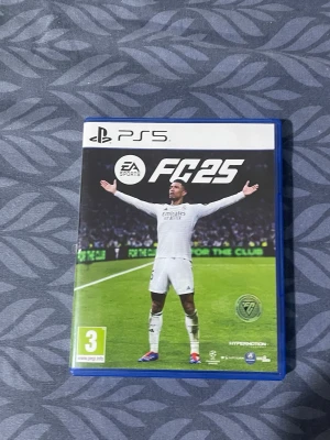 EA Sports FC 25 PS5 - EA Sports FC 25 till PlayStation 5 i mycket fint skick. Komplett med fodral och skiva, inga synliga repor eller skador. Upplev den senaste fotbollssimuleringen med uppdaterade lag och funktioner. Perfekt för fotbollsfans och gamers.