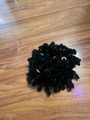 Svart fluffig scrunchie  med färgglada detaljer - Unik svart scrunchie med fluffig look och färgglada ringar insydda i materialet. 