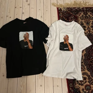 Supreme t shirt - Supreme x dean blunt t-shirt i bra 100% bomull kvalitet. Finns i både svart och vit. Storlek small passar mer medium