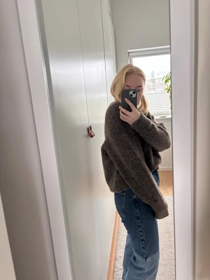 Brun stickad tröja från Samsøe Samsøe - Mysig brun stickad tröja från Samsøe Samsøe i färgen Chocolate Chip Mel. Tröjan har en rund halsringning, lång ärm och en lite loose passform. Perfekt att slänga på sig när det är kyligt ute. Nypris ca 1800kr