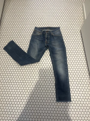 Nudie jeans grim Tim  - Nudie jeans grim Tim. Storlek 27/30 men nedklippta till ungefär 27/29. Bra skick