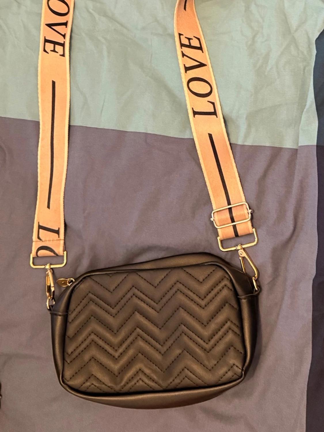 Svart quiltad axelväska med LOVE-band - 3