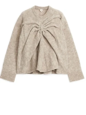 Beige stickad tröja med knyt/rosett från arket - Superfin beige stickad tröja från Arket. Inga defekter, sååå mysig! Kommer bara inte till användning längre! 