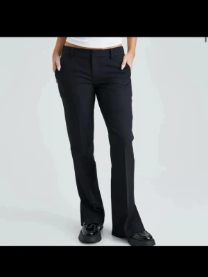 Svarta kostymbyxor - Snygga svarta kostym byxor, säljer de då de inte passade mig. Liten defekt längst ned på baksidan av kostymbyxorna då de legat i förrådet men går att tvättas bort,  annars nya! 💞Modell: Vera, tall