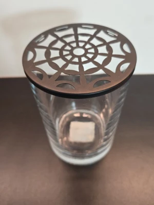 Blomvas  - Blomvas med lock för att kunna placera blommor.