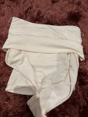 Vit stickad offshoulder-tröja Gina Tricot - Säljer en vit stickad offshoulder-tröja från Gina Tricot i storlek S. Tröjan har en mjuk och lätt struktur, perfekt för dig som gillar en enkel men ändå trendig look. Passar till många olika outfits och är superenkel att styla.