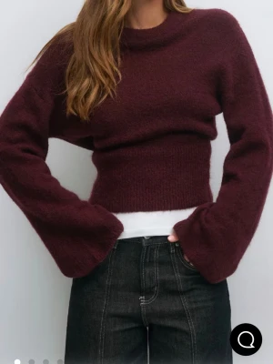 stickad tröja - säljer min vinröda stickade tröja från gina då jag fick 2 likadana!! den är inte använd, bara testad, dock inte prislapp kvar!!