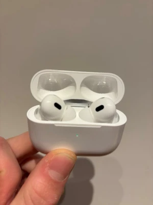 AirPods Pro 2 - Säljer dessa 1:1 AirPodsen för ett riktigt bra pris🔥Dem funkar som dem ska och laddare+instruktioner till följer med👏 Tvaka inte pả att hora av er vid minsta fundering😊