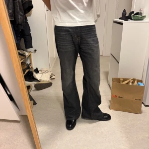 Svarta boots i skinn - Säljer ett par stilrena svarta boots i äkta skinn från Massimo dutti. Klassisk modell med enkel design och diskreta sömmar. Perfekta till både jeans och byxor för en clean look. Storlek 41! Likt Our legacy, riktigt kap!!!!! Litet litet märke på ena toppen av ena skon