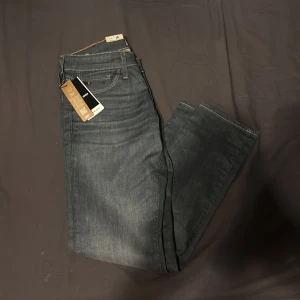 Jack and Jones jeans  - Tjena! Säljer nu ett riktig par feta Jack and Jones jeans i modell slim Glenn, Jeansen är helt nya aldrig använda samt med alla tags kvar! Nypris ligger runt 900kr och säljer dom för 350kr så ett riktigt dunder pris! Vid mer frågor/funderingar så är det bara att höra av sig /// MVH timelessfashion