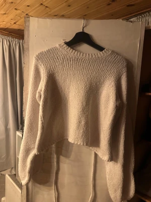 Vit stickad tröja med öppen rygg NA-KD - Säljer en vit stickad tröja från NA-KD i storlek S. Tröjan har en snygg öppning i ryggen. Perfekt för dig som vill ha en unik och trendig look med snygga detaljer.