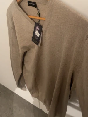 Ernst Alexis V-ringad  - Märke: Ernst Alexis  Modell: V-ringad 100% merino ull                                                               Storlek: Small (S)                                                        Skick: Ny med lapp                                                Nypris: 1100kr                                                         Skriv för frågor och erbjudanden!                 Skickar alltid inom 2 dagar!