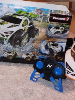 Radiostyrd bil VaporizR 3  - En radiostyrd bil som laddas med sladd, bilen är vattentätt kan köra i steniga vägar och tål kyla. Den kan inte vara ute för länge i hetta och tål inte kemikalier den kommer med instruktionspapper och är helt ny, den har använts ungefär 5 gånger och det syns på bilden med hur däcken inte är så rivna och sönder. Om någon undrar om mer info eller har några frågor är det bara att skriva och fråga 