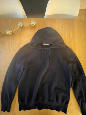 Grå chashmere tröja från sayless - En snygg och stilig tröja kan användas på vill slags av dagar som helst