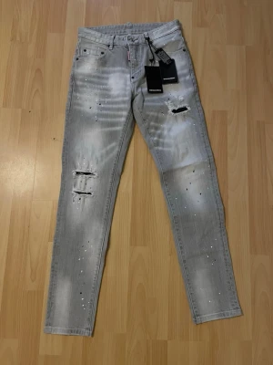 Dsquared2 jeans - Grå Dsquared2 Slim fit byxor helt nya i storlek W29 L32. Riktigt god skick, kommer samt med dustbag och tags. Mått finns på förfrågan. Skriv gärna om du har funderingar eller prisförslag! 💯💬