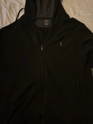 Svart polo zip  - Svart tröja från polo, säljer då den inte används 