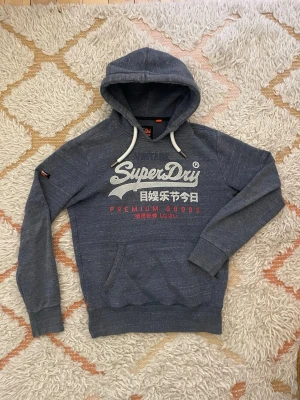 Superdry hoodie - Snygg superdry hoodie i storlek S. Modellen är 187cm. Hör av dig vid minsta fundering