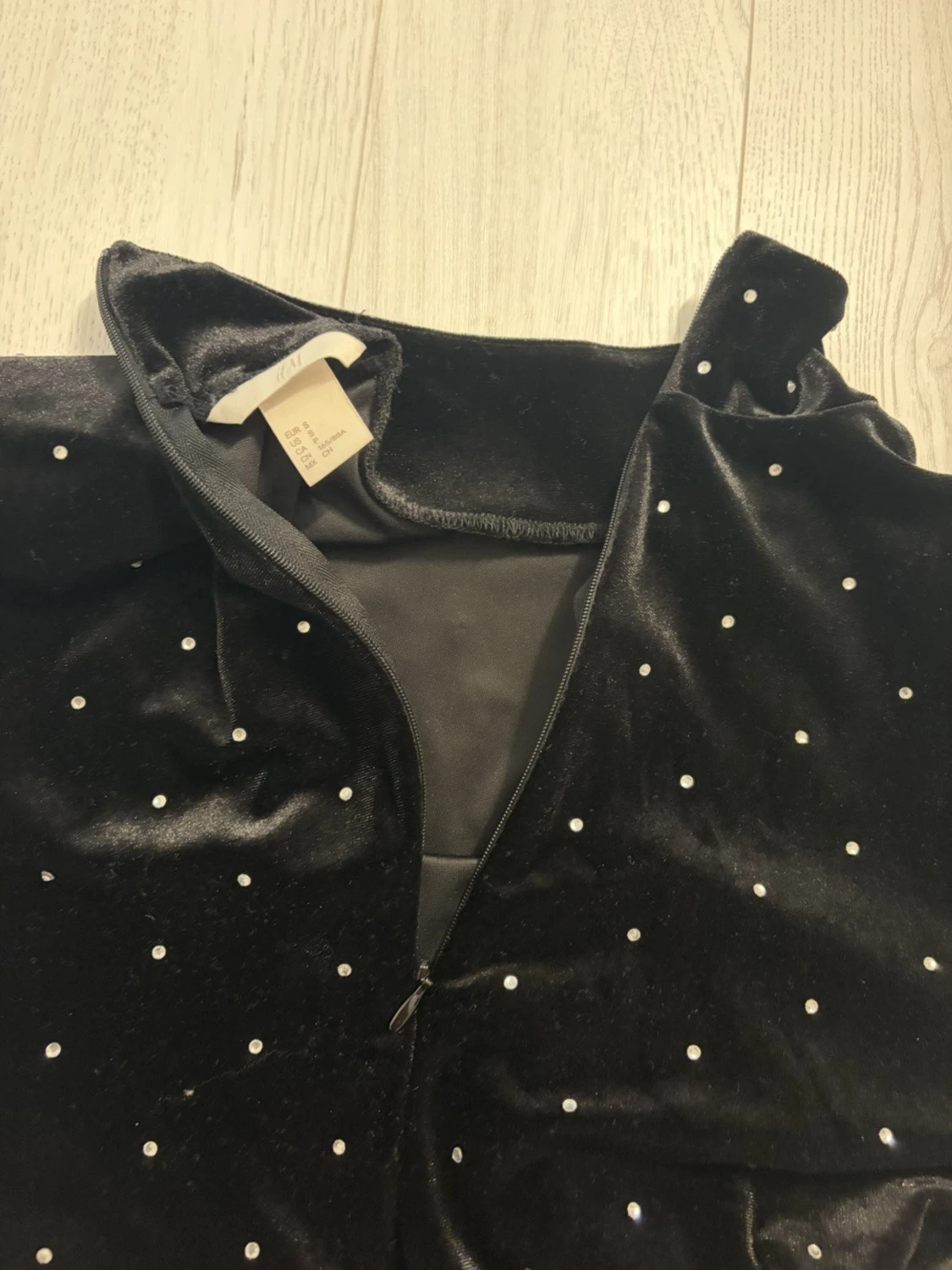 Svart sammets polotopp med pärlor H&M - 2