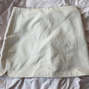  Minikjol från Sinsay - En supersöt knappast använd kort kjol från Sinsay i storlek S 💕 lätt missfärgning längst ner på kjolen men annars finns inga andra tecken på användning 💕