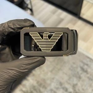 Läderbälte med automatiskt spänne – justerbar längd  - 📏 Storlekar: 130 cm & 135 cm Kan enkelt klippas i änden för perfekt passform.  🧵 Design: • Texturerat läder för en klassisk look • Slät läderfinish för en stilren, minimalistisk känsla (Bilder kan skickas vid intresse)  🔒 Automatiskt spänne: Smidigt klicksystem på insidan som sitter stadigt och enkelt justeras. Ger ett elegant och minimalistiskt uttryck.  🎨 Välj din logga: Flera loggor finns – välj din favorit. kolla min profil för alla alternativ 😊  📦 Snabb leverans 💬 Frågor? Hör av dig!