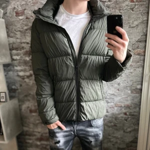 J.lindeberg Jacka - Mycket fint skick, inga defekter men skrynklig. Storlek M passar dig som är mellan 180-190cm ungefär. Nypris ca 4000kr. Modellen är 185 cm, 79 kg. Passar bra nu till vintern. Skriv för mer information!🤝