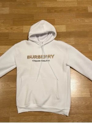 Burberry Hoodie  - Fin tröja,nästan helt ny,passformen är tvär bra och passar mellan 170-175 perfekt då