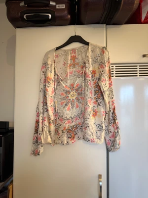 Odd molly blus  - Säljer en supervacker cremefärgad blus med ett detaljerat mönster i många fina färger. 100% viskos. Från märket Odd Molly. Storlek 2 som enligt deras storleksguide motsvarar en M. Mycket fint skick, jag hittar inga synliga anmärkningar eller defekter. 