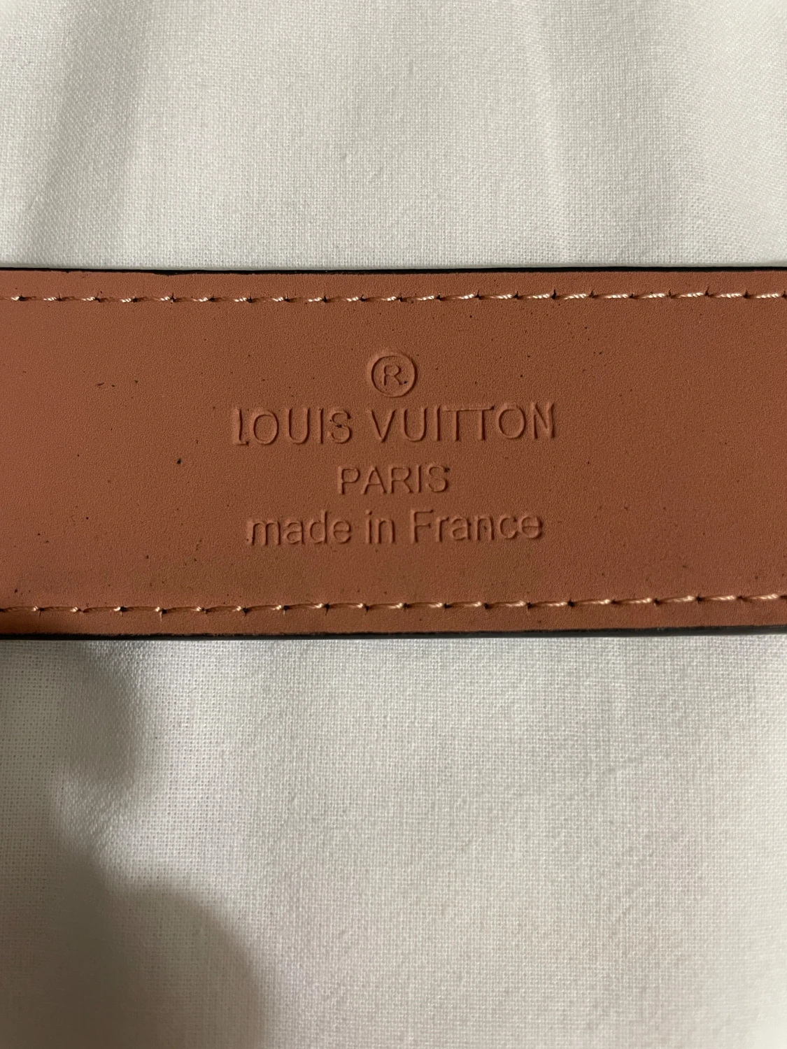 svart skinnbälte med guldspänne - 2