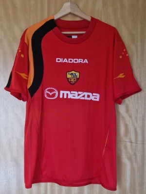 Francesco Totti fotbollströja Roma 04-05  - Francesco Totti Roma repIika fotbollströja 04-05. Helt ny med tag. Storlek: Large