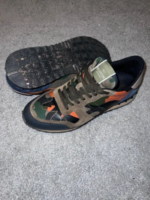 Valentino Rockrunner camo sneakers - Snygga Valentino Rockrunner sneakers med camouflagemönster - innersulan är 30cm - super bra skick förutom att sulan är lite smutsig men jag tvättar innan jag skickar - endast skor följer med 
