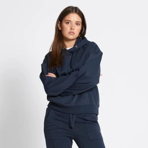 Mörkblå oversized hoodie - Mörkblå hoodie med oversized passform och huva. Tröjan har snörning i halsen och ribbade muddar vid ärmslut och nederkant. Säljer också en likadan fast i grått!💖