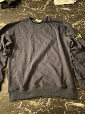 Stone island sweatshirt - Helt ny, inga skador eller repor. Färgen ser skumt ut på bilden på grund av lightningen. Annars är den helt blå.