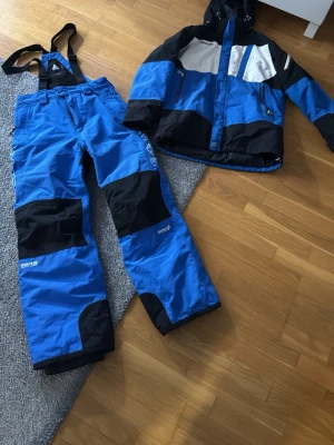 Skidkläder 8848 - Skidkläder 8848. Storlek 160. Fint skick, tyvärr en reva på höger ben efter pjäxa (se bild)