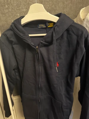 Polo zip up S - Hej säljer min polo tröja. Har blivit lite för liten för mig så säljer vidare till någon som har mer användning för den. Riktigt bra skick inget som är sönder eller något sånt. Hojta till vid köp eller frågor!