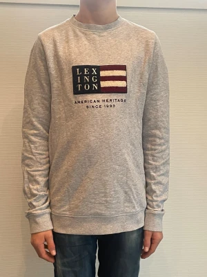Lexington tröja  - Lexington tröja  herr| pris:499kr| storlek: S| skick:9,8/10| hör av dig vid minsta lilla fundering eller fråga|