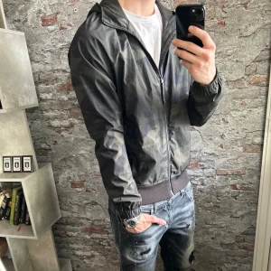 Hollister Jacka - Mycket fint skick, inga defekter. Storlek M passar dig som är mellan 178-185cm ungefär. Nypris ca 1500kr. Modellen är 185 cm, 79 kg. Skriv för mer information!🤝