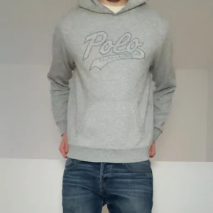 Grå Ralph lauren tröja - Säljer en sjukt fet grå hoodie från Polo Ralph Lauren. Barnstorlek 18–20 som sitter som S. Tröjan är i mycket bra skick och har en sjuk fet Polo-logo på framsidan. Hör gärna av er vid frågor eller funderingar!! 