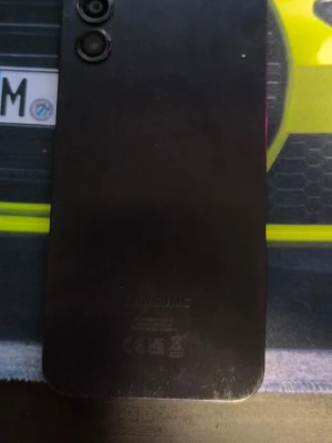 Samsung säljs billigt - Säljer en Samsung som behöver en ny skärm men annars fungerar den helt bra utan problem den kommer med lådan,  original laddare som inte är använd och skal 