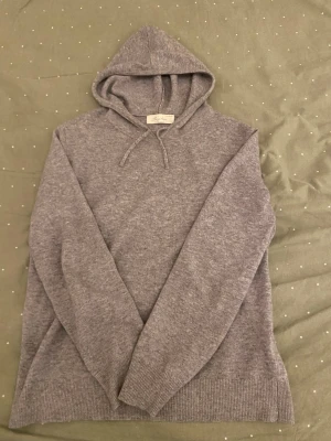 Grå Kashmir hoodie från sayless  - Pris kan diskuteras!!! Grå hoodie från sayless ganska oanvänd tvättad så den har krympt lite i strl den sitter mer som m/l sjukt snygg, passar till allt mycket skön 