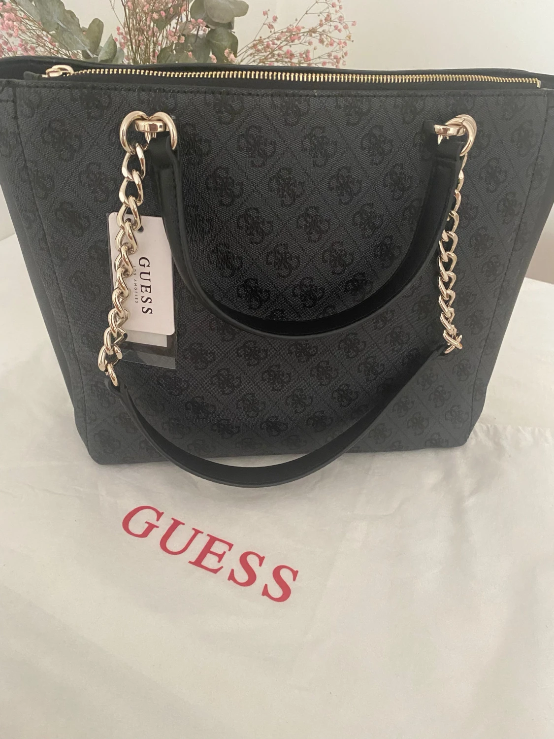 Svart axelväska från Guess med kedja