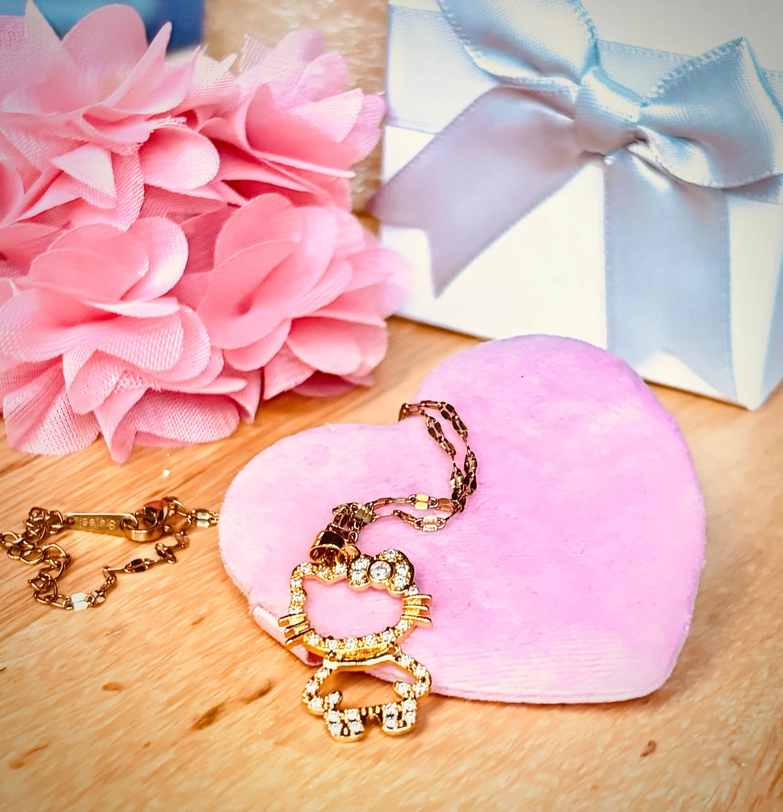 Sött halsband med Hello Kitty-motiv!