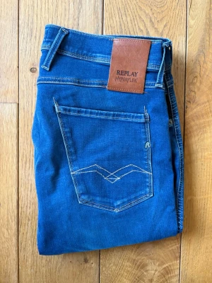 Replay Anbass - Sjukt feta Replay Jeans som är i väldigt bra skick. Storlek W33 men sitter som något emellan W32 och W33. De är L32 i längd. Inga tecken på användning vad jag kan se förutom en liten vit på framsidan, kan skicka bild om det önskas. Ny pris runt 1600. Tveka inte på att höra av er vid frågor. 