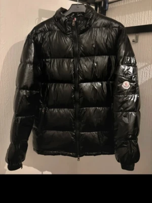 Moncler Maya Puffer Jacka - M - En mycket fin väldigt lite använd Monclear Maya puffer jacka i storleken M. Ny pris 8000+kr