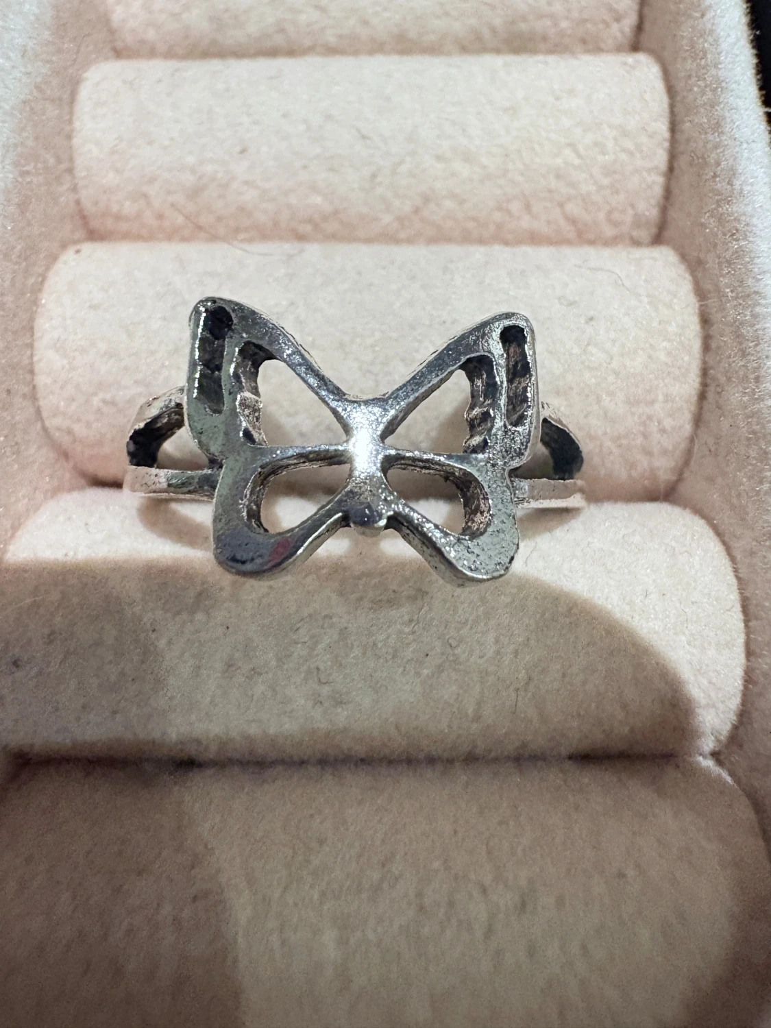 Silvrig ring med fjärilsdesign